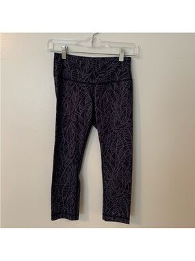 Leaf-Print Active Capri Leggings - Black